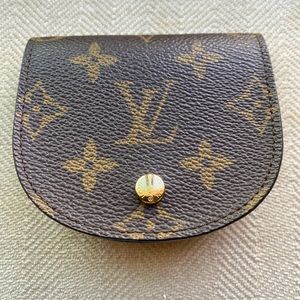 LV coin case